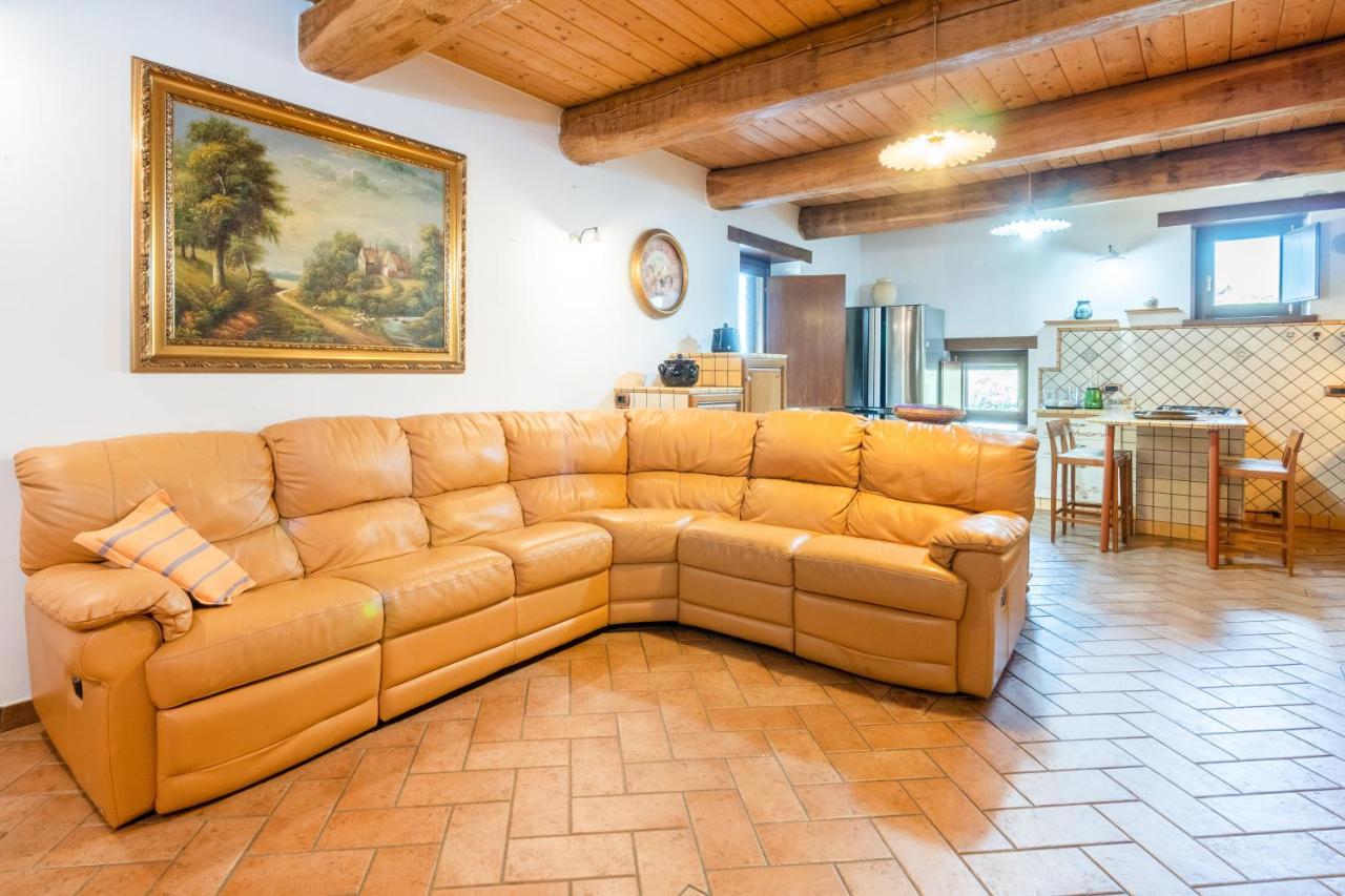 Villa Arcobaleno Apartment With Patio & Parking ウルビーノ エクステリア 写真